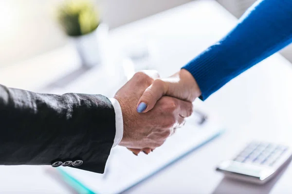 Händedruck Zwischen Geschäftsfrau Und Geschäftsmann — Stockfoto