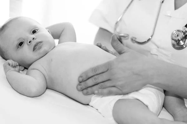 Dokter Kinderarts Onderzoek Van Buik Van Baby Kliniek Zwart Wit — Stockfoto