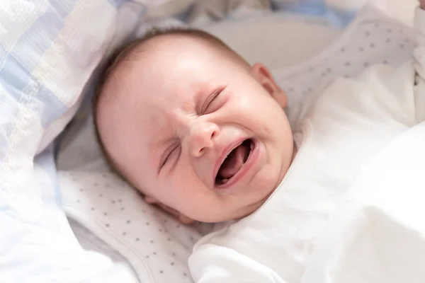 Kleines Mädchen Weint Ihrem Kinderbett — Stockfoto