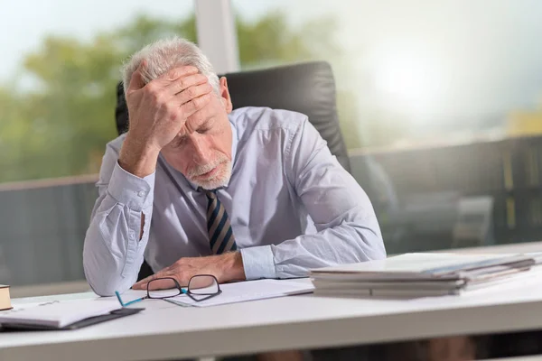 Gestresster Geschäftsmann Sitzt Mit Der Hand Auf Der Stirn Büro — Stockfoto