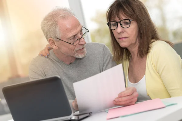 Äldre Par Kontrollera Finansiella Dokument Hemma Ljuseffekt — Stockfoto