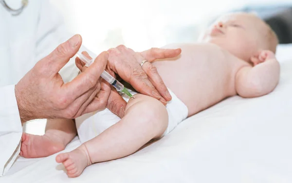 Kleines Baby Bekommt Impfstoff Ins Bein Geschossen — Stockfoto