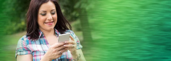 Ganska Ung Kvinna Använder Sin Mobiltelefon Park — Stockfoto