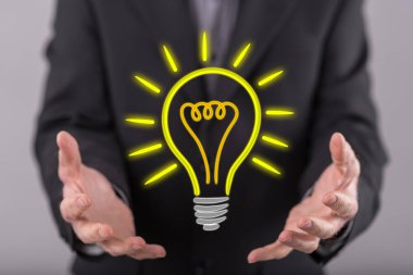 Parlak fikir kavramı içinde geçmiş bir adamın elleri yukarıda