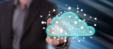 Bir adam dokunmatik ekranda bulut ağı konseptine parmağıyla dokunuyor.