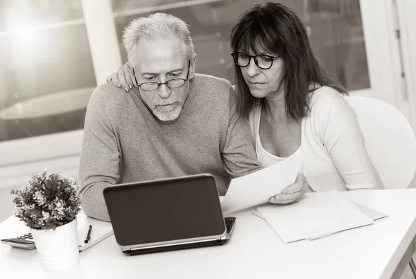 Couple Aîné Vérifiant Document Financier Maison Noir Blanc — Photo