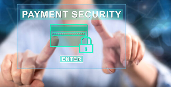 Женщина касается концепции платежной безопасности на сенсорном экране пальцами