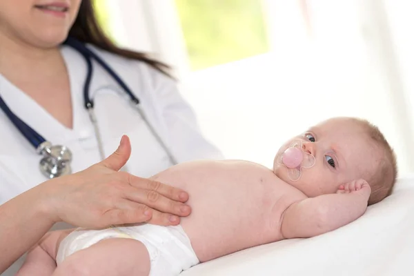 Kinderarzt Untersucht Babybauch Klinik — Stockfoto
