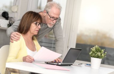 Üst düzey çift ışık efekti mali belge evde, kontrol