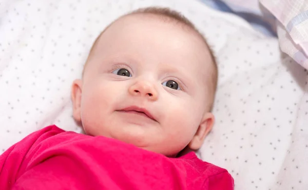 Retrato Bebê Sorridente Deitado Costas — Fotografia de Stock