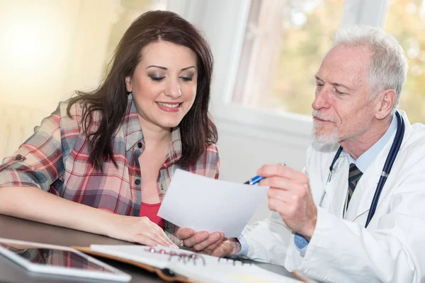 Medico Anziano Che Prescrizione Paziente Femminile Nello Studio Medico Effetto — Foto Stock