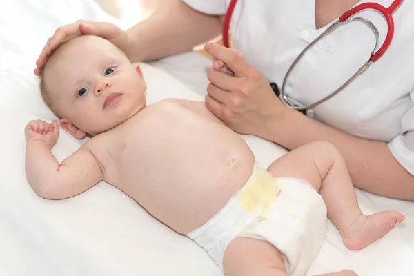 Läkare Barnläkare Undersökande Baby Klinik — Stockfoto