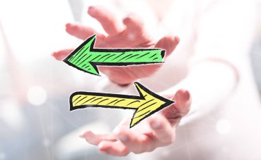 Arka planda bir kadının elleri arasındaki karar kavramı