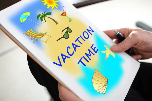 手に持った紙に休暇時間の概念 — ストック写真