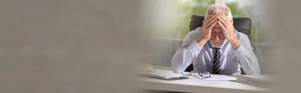 Hombre Negocios Estresado Sentado Oficina Con Cabeza Las Manos — Foto de Stock