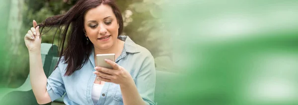 Retrato Jovem Feliz Usando Seu Telefone Celular Livre — Fotografia de Stock