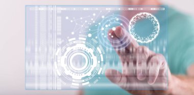 Adam dokunmatik ekranda sanal teknoloji konseptine parmağıyla dokunuyor.