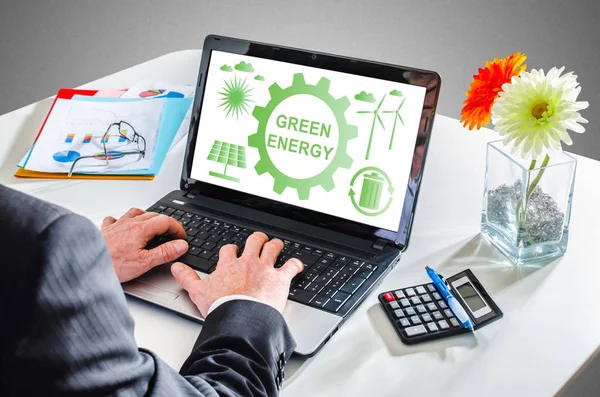 Człowiek Wpisując Laptopie Wyświetlono Koncepcja Zielonej Energii — Zdjęcie stockowe