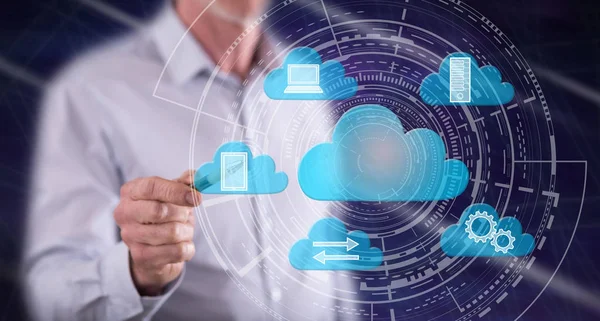 Bir adam dokunmatik ekranda bir kalem ile bulut hesaplama kavramına dokunuyor