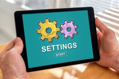 Bir tablet ayarları kavramı ile holding erkek eller