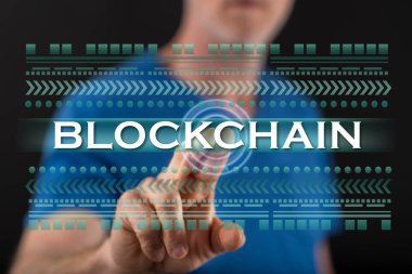 Bir adam dokunmatik ekranda engelleme konseptine parmağıyla dokunuyor.