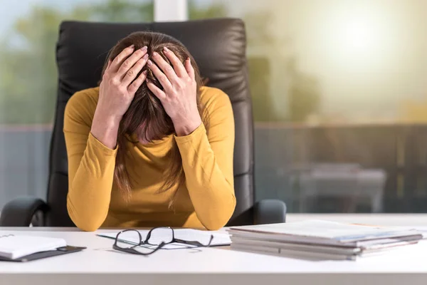 Verzweifelte Geschäftsfrau Mit Kopf Den Händen Schreibtisch Sitzend Lichteffekt — Stockfoto