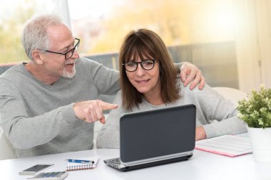 Mutlu olgun çift inanılmaz bir sahip dizüstü bilgisayar, ışık efekti sürpriz