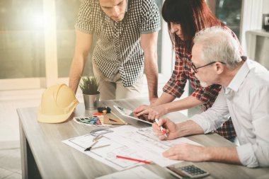 Ofiste planlar üzerinde çalışan mimarlar, ışık efektleri