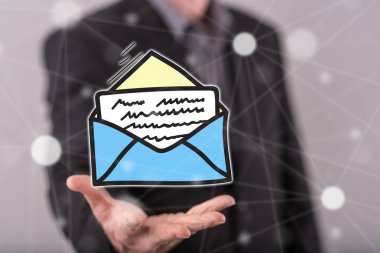 Mesaj konsepti arka plandaki adamın elinin üstünde.