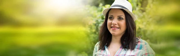 Porträt Einer Lächelnden Jungen Frau Einem Park Auf Verschwommenem Hintergrund — Stockfoto