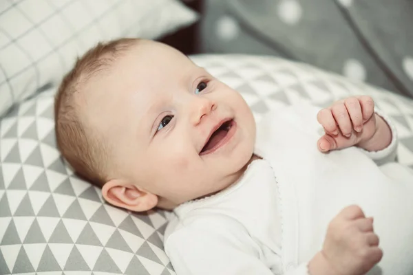 Retrato Bebê Sorridente Deitado Costas — Fotografia de Stock
