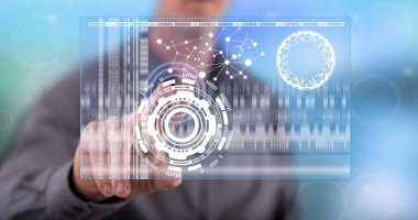 Adam dokunmatik ekranda sanal teknoloji konseptine parmağıyla dokunuyor.