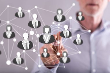 Adam dokunmatik ekranda işbirliği konseptine parmağıyla dokunuyor.