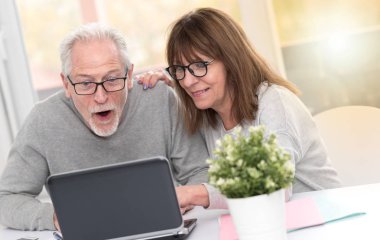 Mutlu olgun çift inanılmaz bir sahip dizüstü bilgisayar, ışık efekti sürpriz