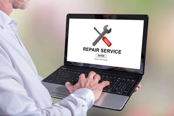 Man Met Behulp Van Een Laptop Met Reparatie Dienstverleningsconcept Het — Stockfoto