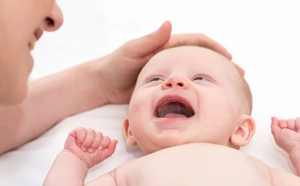 Bonito Bebê Menina Olhando Para Sua Mãe Feliz — Fotografia de Stock