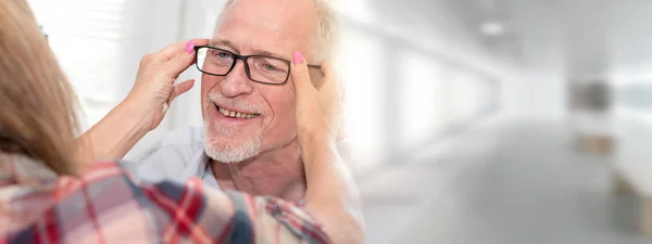 Starší Muž Testování Nové Brýle Optik Store Světelný Efekt — Stock fotografie