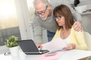 Üst düzey çift mali belge evde kontrol