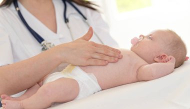 Doktor çocuk doktoru klinik karnında bebek incelenmesi