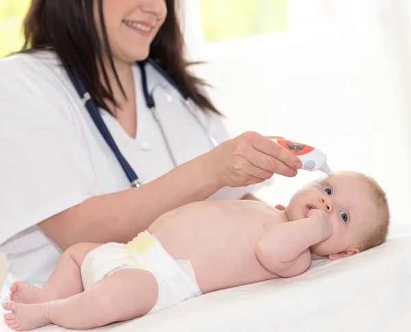 Kinderarzt Misst Temperatur Des Babys Mit Elektronischem Thermometer — Stockfoto