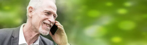 Портрет Взрослого Мужчины Разговаривающего Мобильному Телефону Размытом Фоне — стоковое фото