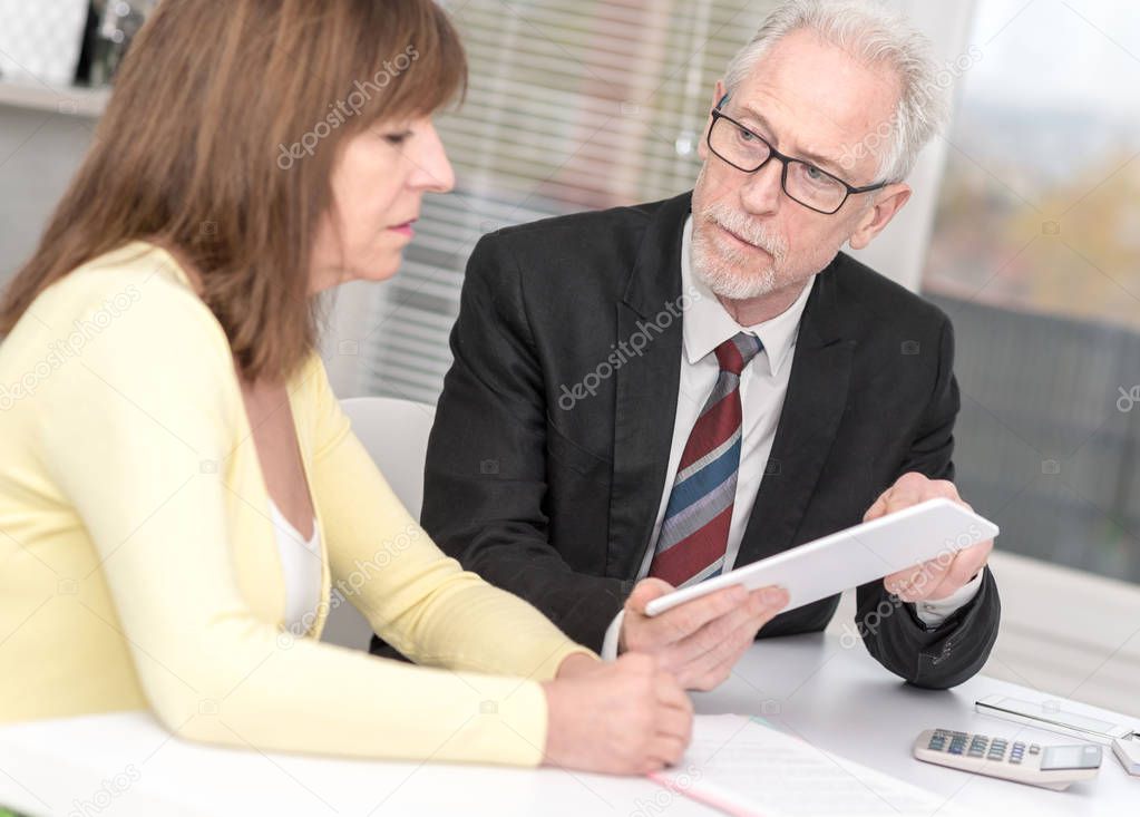 Financial consultant giving advices to female client