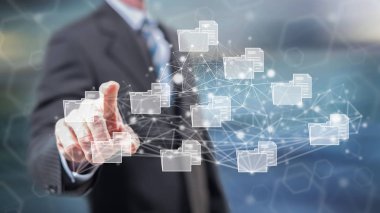 Bir veri bağlantı kavramı bir dokunmatik ekranda parmaklarıyla dokunarak adam