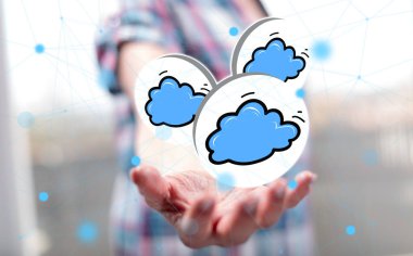 Bulut ağı kavramı arka plandaki bir kadının elinin üstünde.