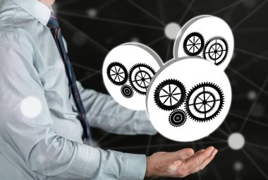 Ekip çalışması kavramı bir adamın elleri yukarıda