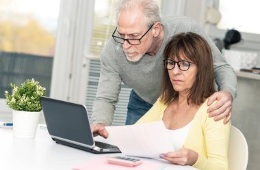 Üst düzey çift mali belge evde kontrol