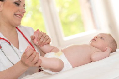 Doktor çocuk doktoru muayene bebek kliniği