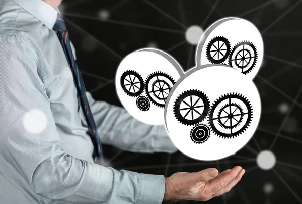 Ekip çalışması kavramı bir adamın elleri yukarıda