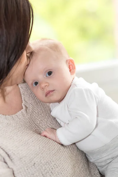 Retrato Mãe Feliz Com Seu Bebê Bonito Menina — Fotografia de Stock