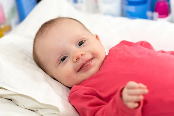 Retrato Del Bebé Sonriente Recostado Espalda Mirando Cámara — Foto de Stock